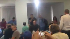 بالفيديو: مواطن يقتحم مؤتمر المتابعة في تل أبيب مطالبا اعضاء المشتركة بالاستقالة